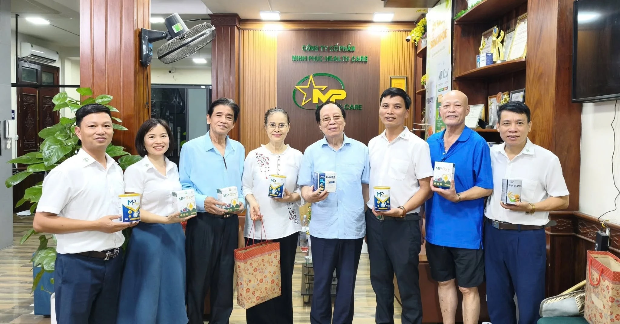 Minh Phúc Holding Trân Trọng Đón Tiếp NSND Lê Tiến Thọ Và Các Vị Khách Quý Tới Thăm Văn Phòng Công Ty